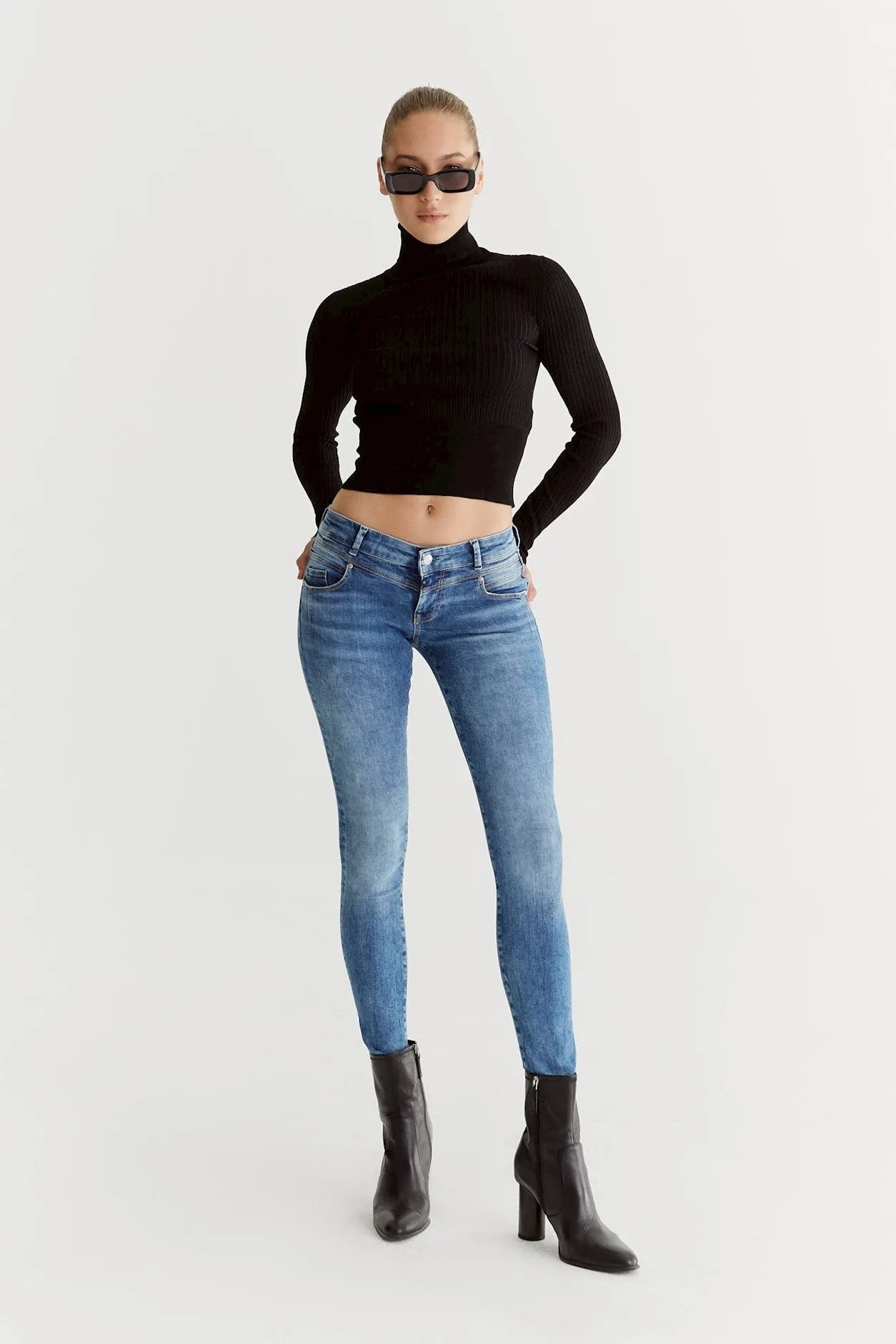 Allissa - Low Waist Skinny Cropped Jeans - Medium Blue