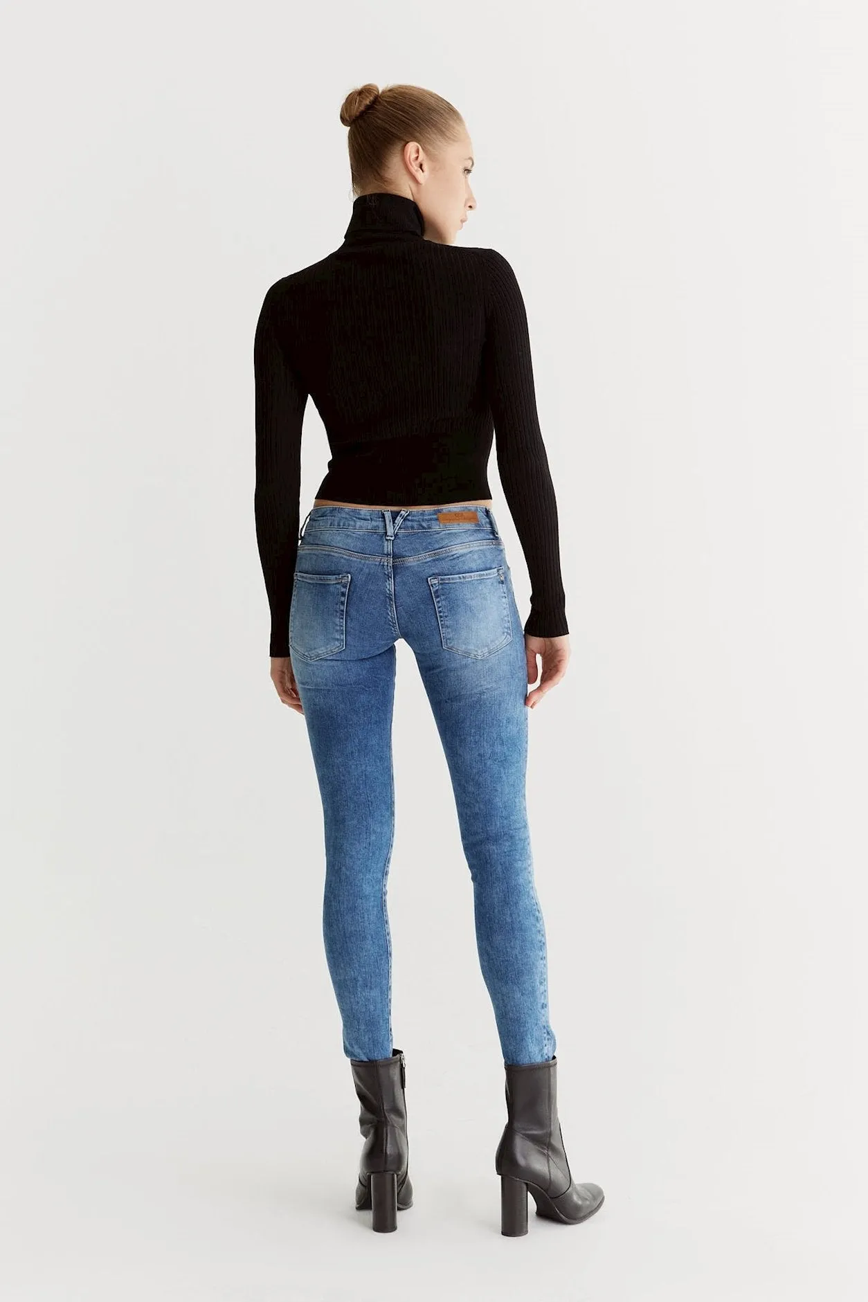 Allissa - Low Waist Skinny Cropped Jeans - Medium Blue