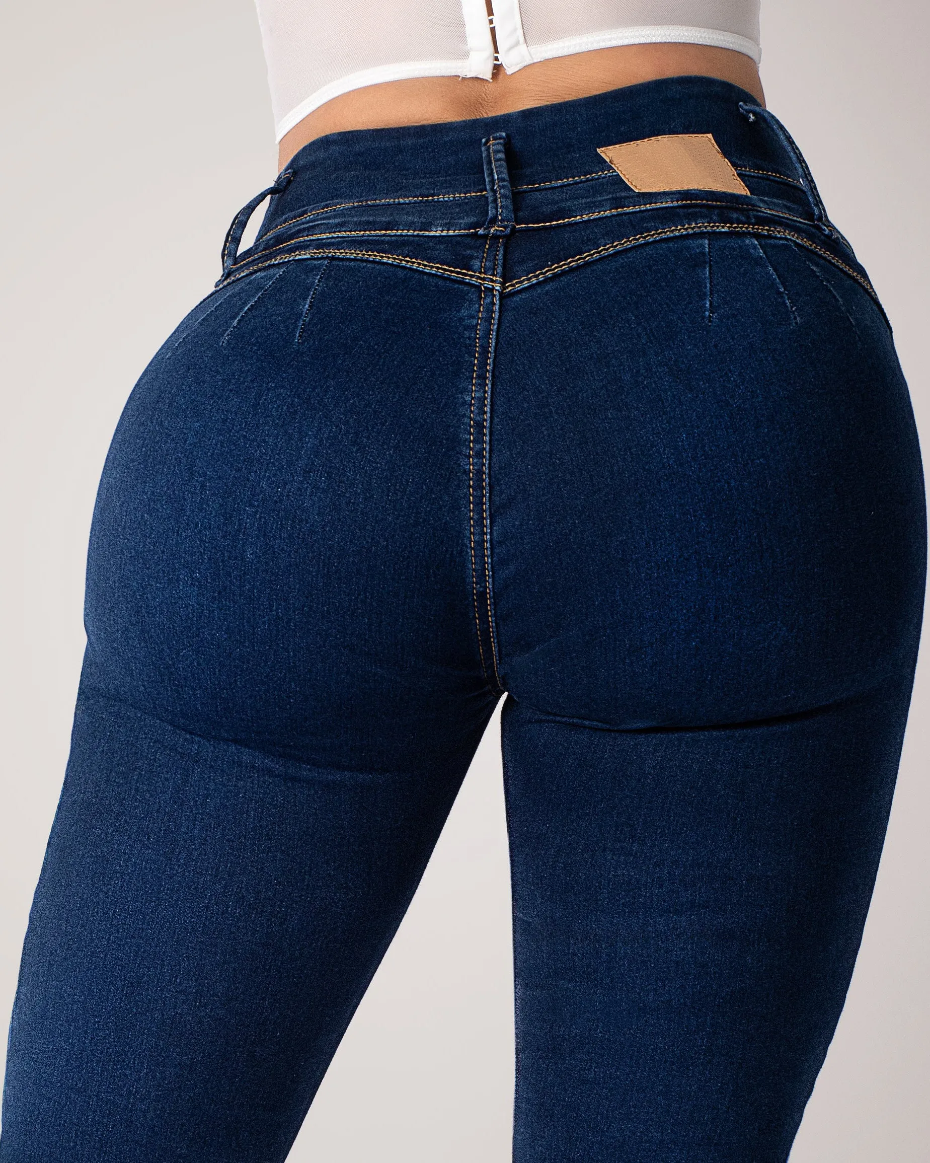 Hochbund-Faja-Jeans mit doppelter Formung